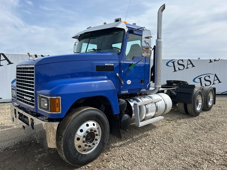 2019-massey-ferguson-8-image-1