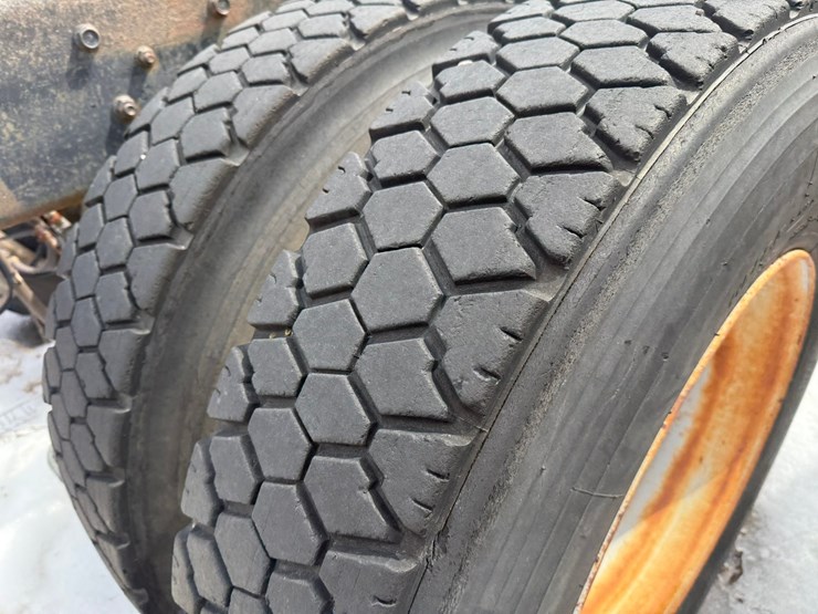 #1117-•-volvo-whitegmc-day-cab-truck-tractor-image-82