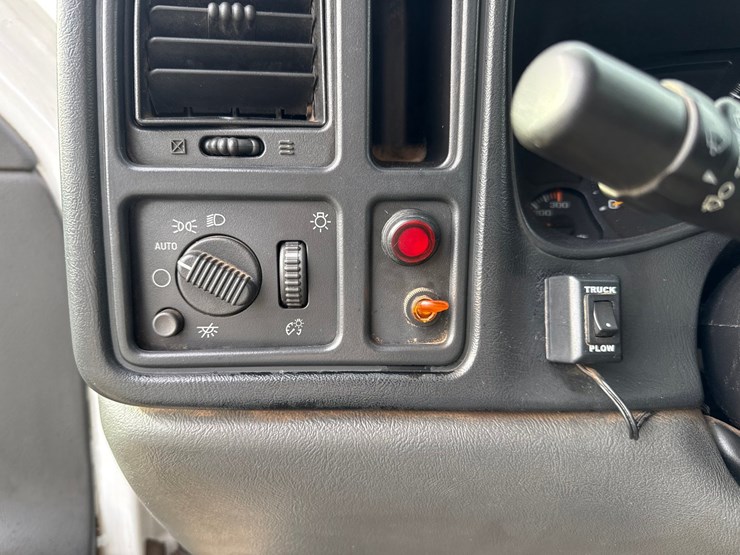 2005-chevrolet-3500-image-33