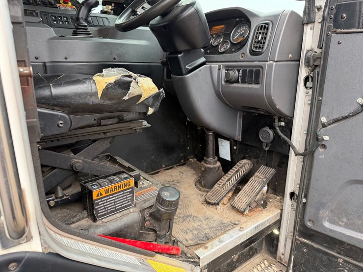 #1360-•-2019-peterbilt-pb520-side-load-garbage-truck-image-54