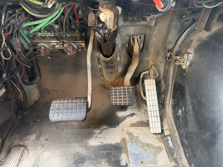 #1117-•-volvo-whitegmc-day-cab-truck-tractor-image-61