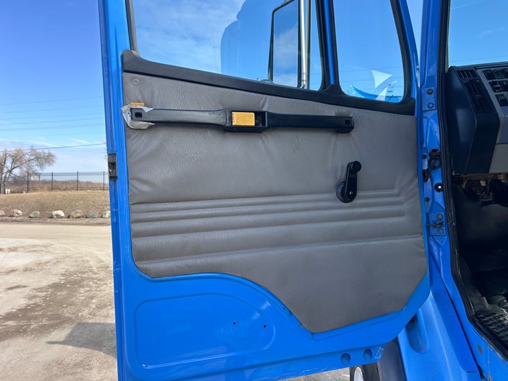 #1680-•-2003-freightliner-day-cab-truck-tractor-image-61