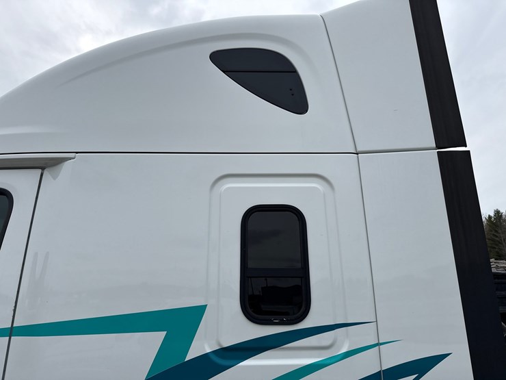 2016-massey-ferguson-8-image-54