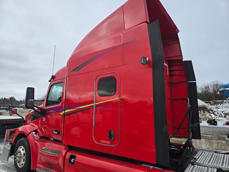 peterbilt-579-image-16