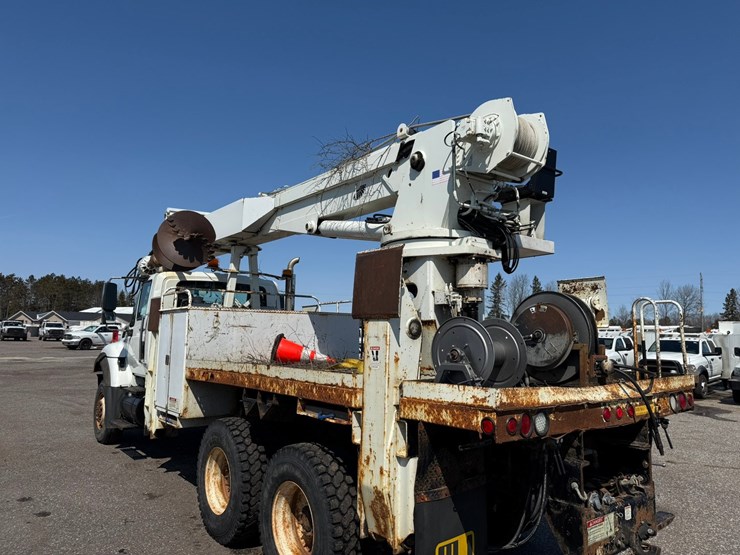 2010-international-7400-image-3