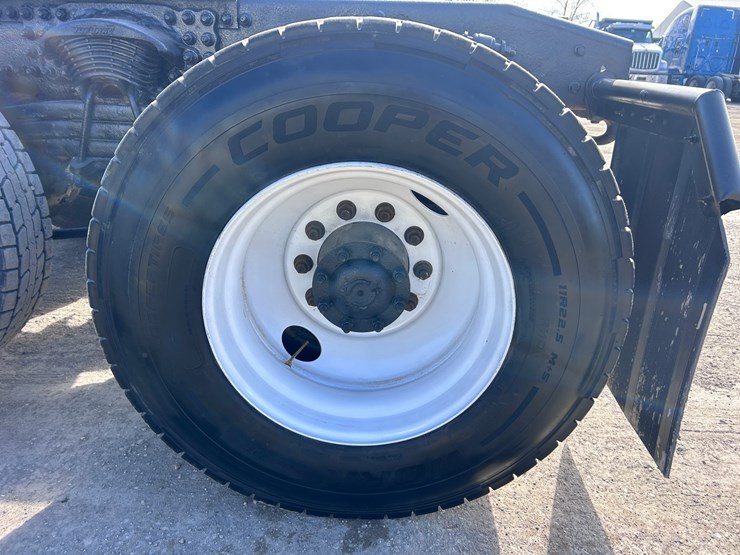 #1680-•-2003-freightliner-day-cab-truck-tractor-image-68