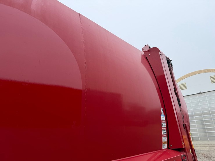 #1360-•-2019-peterbilt-pb520-side-load-garbage-truck-image-16