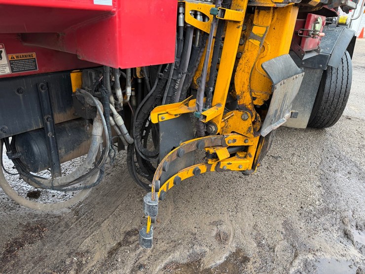 #1360-•-2019-peterbilt-pb520-side-load-garbage-truck-image-41