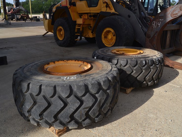 (1)-new-26.5r25-tire-&-(1)-used-26.5r25-tire-on-volvo-laoder-image-1