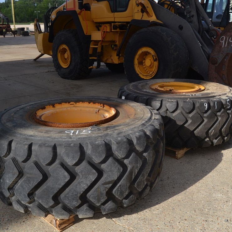 (1) NEW 26.5R25 TIRE & (1) USED 26.5R25 TIRE ON VOLVO LAODER