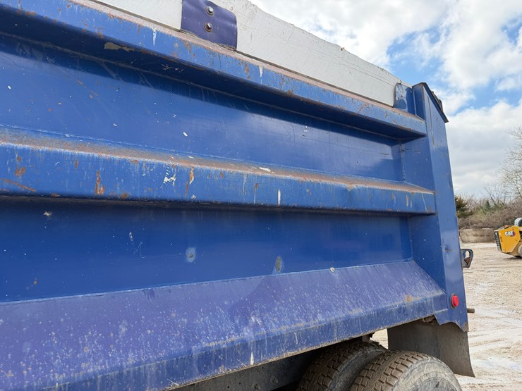 #1049-•-2005-mack-granite-tri-axle-dump-image-16