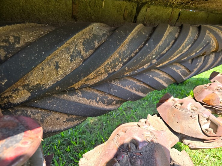 2022-new-holland-210-image-44