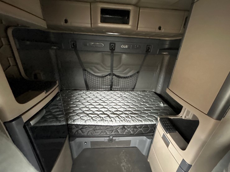 2017-massey-ferguson-8-image-73