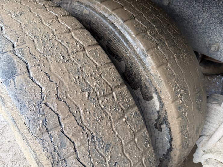 #1049-•-2005-mack-granite-tri-axle-dump-image-77