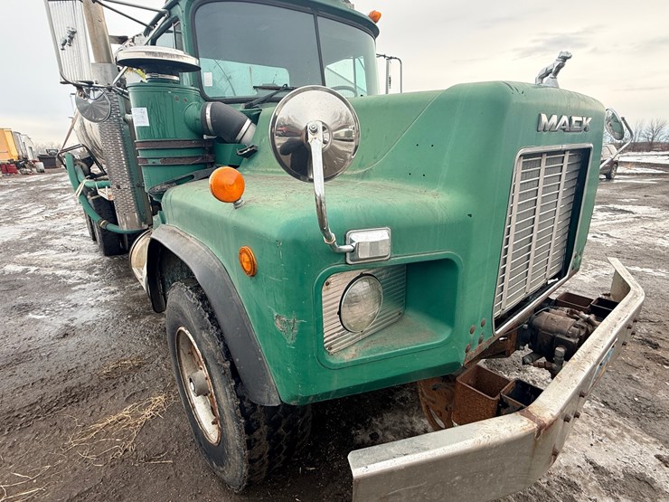 1999-mack-dm690-image-13