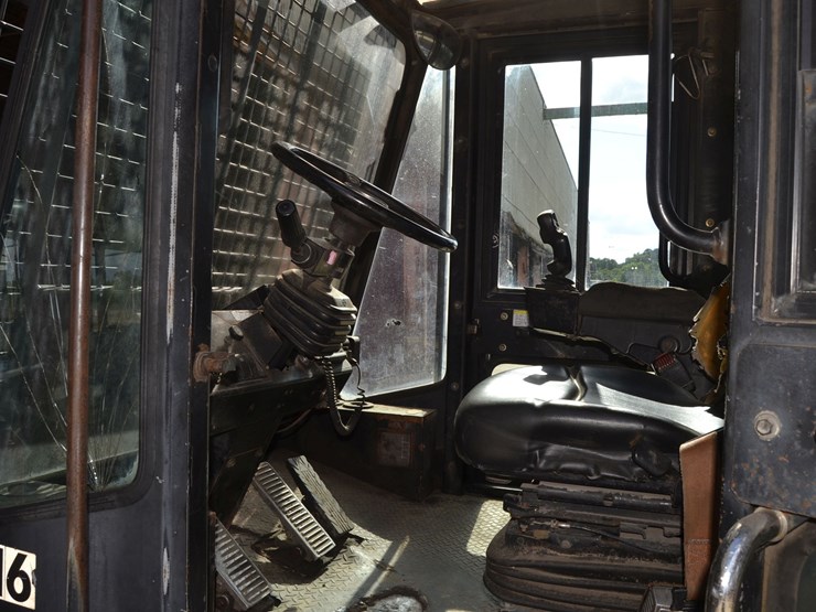 taylor-model-txh300l-dual-wheel-forklift-w/-side-shift-w/-fork-positioner-w/-cummins-engine-w/-enclosed-cab-sn#sch37995--33,641-hours-image-5