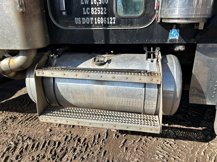 2005-peterbilt-379-image-37