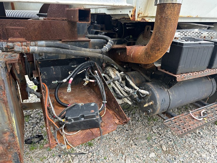 2007-international-7600-image-40