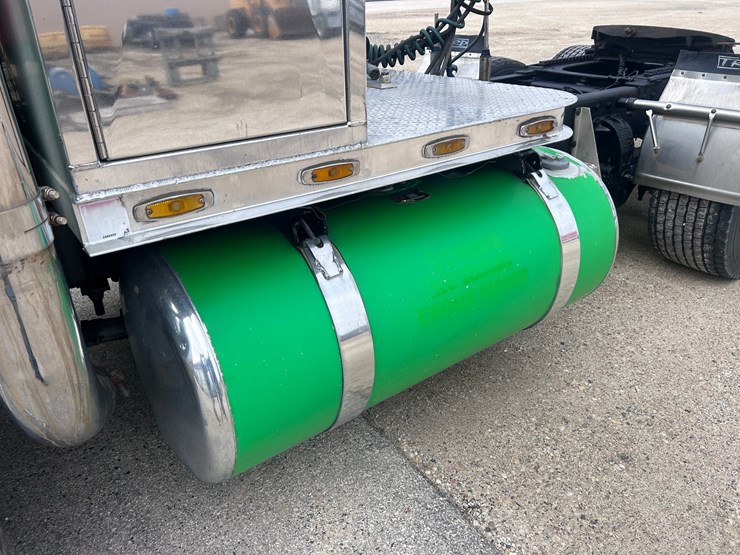 1999-peterbilt-379-image-13