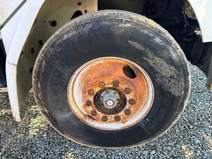 1998-freightliner-fl70-image-73