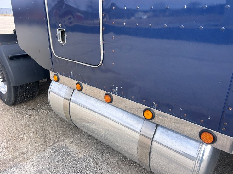 2000-peterbilt-379-image-25