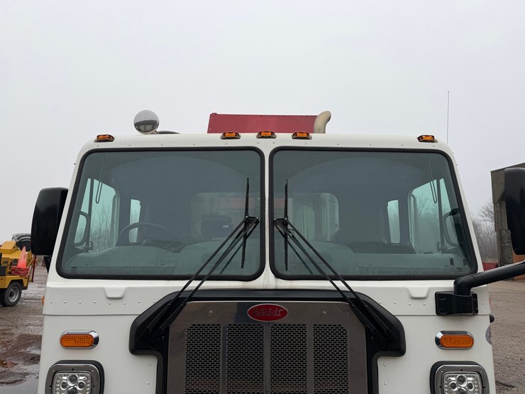 #1360-•-2019-peterbilt-pb520-side-load-garbage-truck-image-32