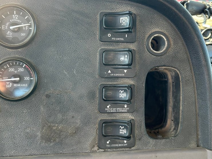 peterbilt-365-image-99