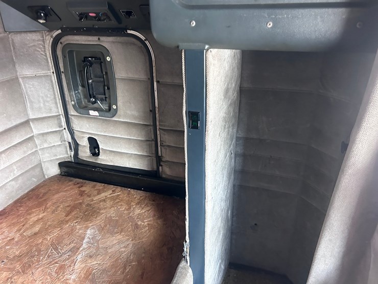 2000-peterbilt-379-image-62