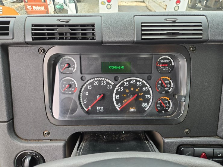 2016-freightliner-cascadia-125-image-59