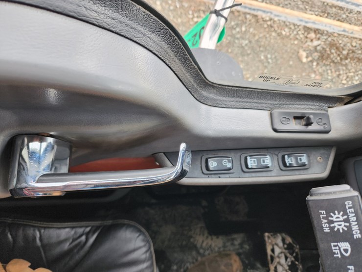 2014-massey-ferguson-8-image-31