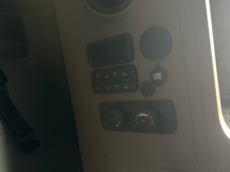 2017-massey-ferguson-8-image-55