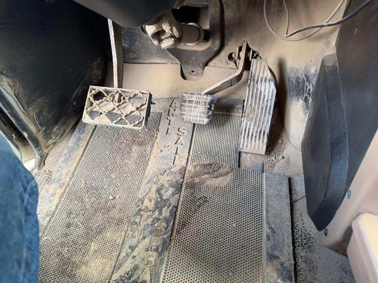 #1049-•-2005-mack-granite-tri-axle-dump-image-54