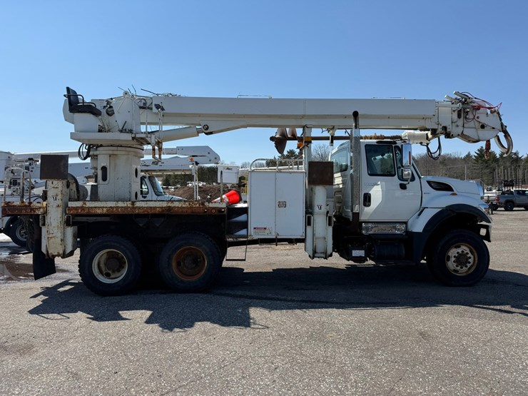 2010-international-7400-image-6