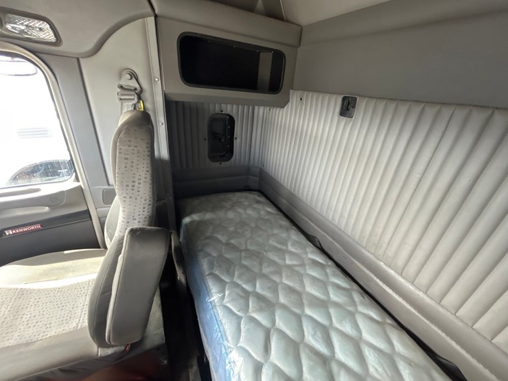 2017-kenworth-t660-image-68