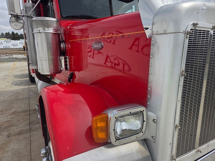 2002-peterbilt-379-image-11