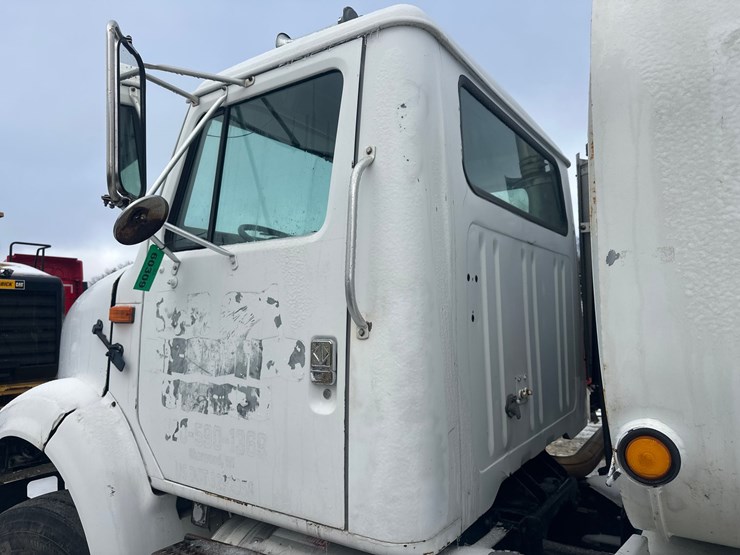 1995-international-8100-image-16