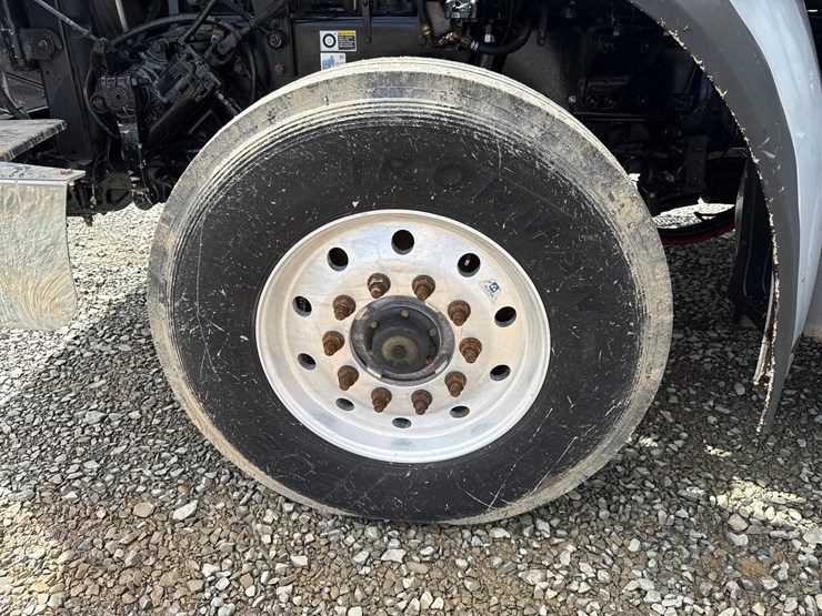 2016-massey-ferguson-8-image-80