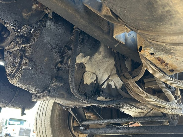 #2237-•-2006-mack-tri-axle-concrete-placement-truck-image-52