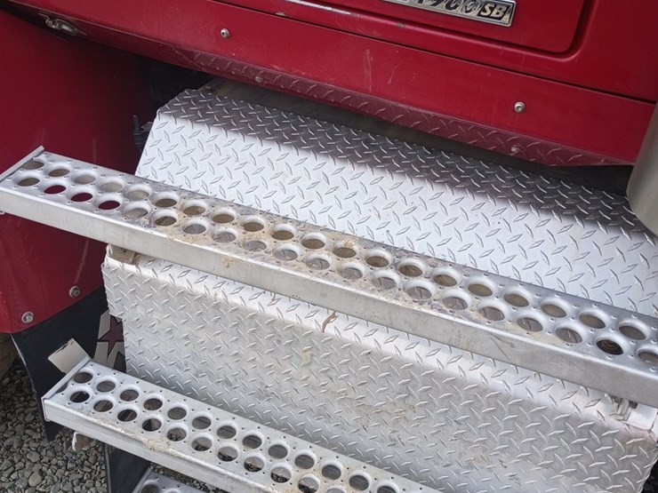 2012-massey-ferguson-8-image-35