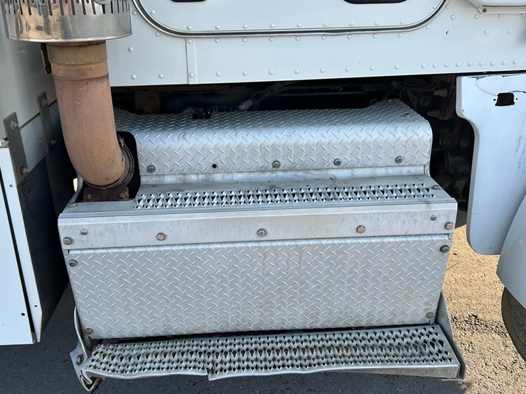 peterbilt-365-image-30