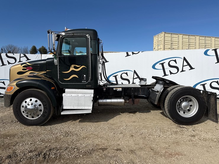 2013-peterbilt-337-image-2