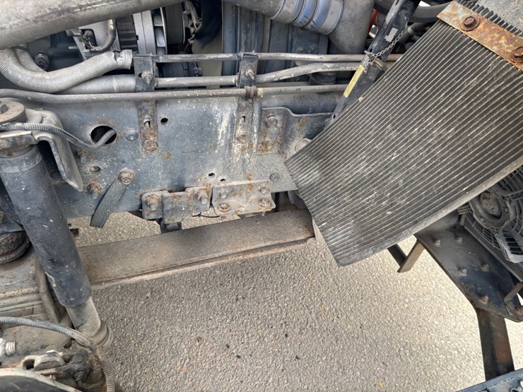 2005-gmc-t7500-image-98