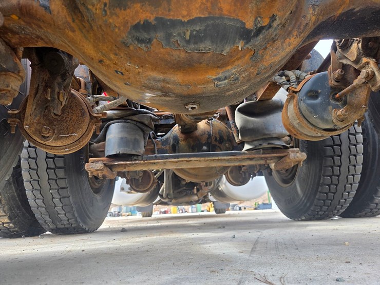 2002-peterbilt-379-image-40