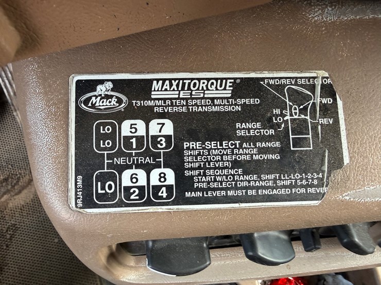 #1049-•-2005-mack-granite-tri-axle-dump-image-49