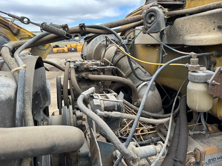 1977-ford-8000-image-26