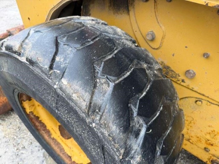 2009-caterpillar-232b2-image-29