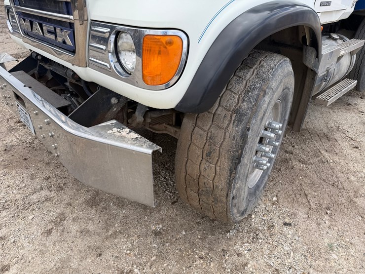 #1049-•-2005-mack-granite-tri-axle-dump-image-9