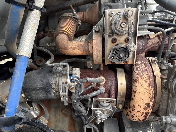 2016-massey-ferguson-8-image-24