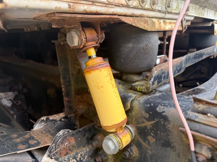 #1117-•-volvo-whitegmc-day-cab-truck-tractor-image-56