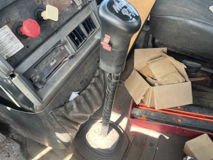 #1556-•-1999-mack-e7-460-day-cab-truck-tractor-image-42